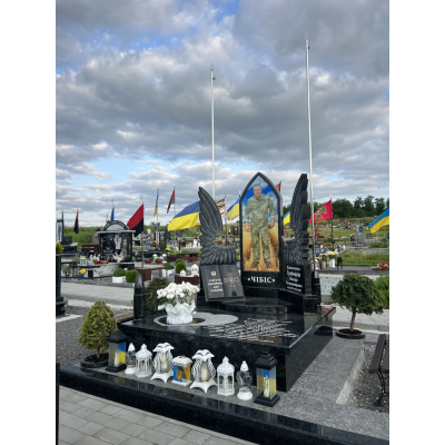 Пам'ятник військовому з крилами